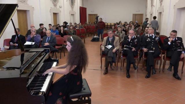 Michelle Candotti durante l'esecuzione delle "Variazioni per la Pace" di Francesco Marino